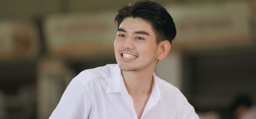 Chinnarat Siriphongchawalit speak languages fluently