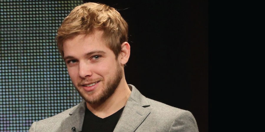 Max Thieriot speaks languages_1